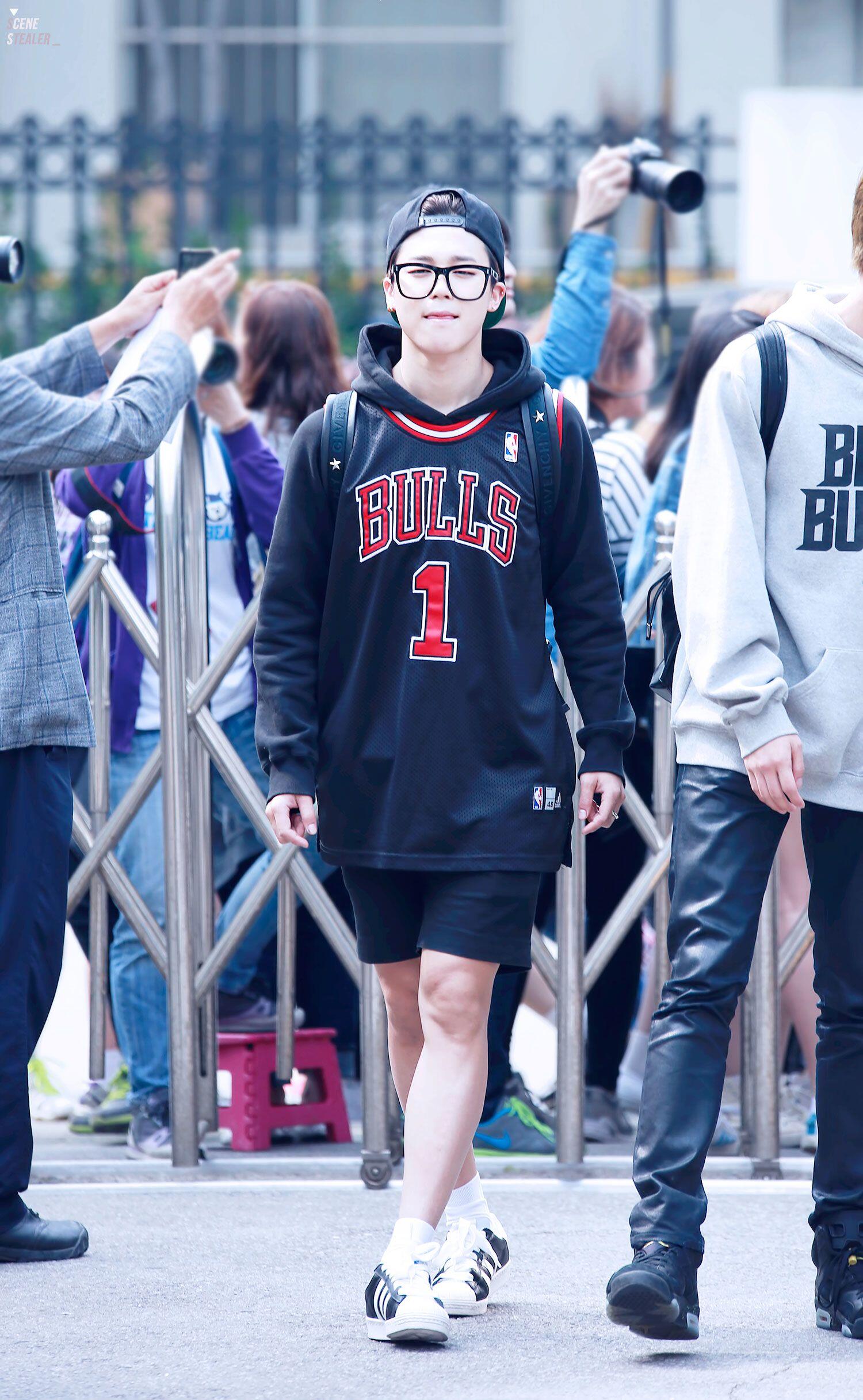 Kasual nan Trendy dengan 9 Padu Padan Celana Pendek ala Jimin BTS