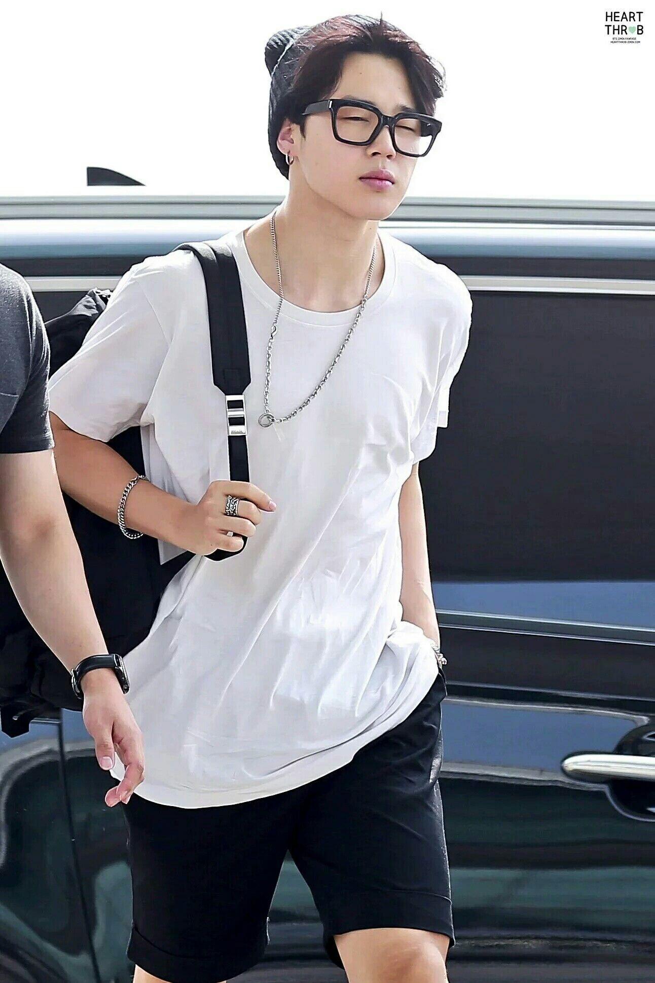 Kasual nan Trendy dengan 9 Padu Padan Celana Pendek ala Jimin BTS