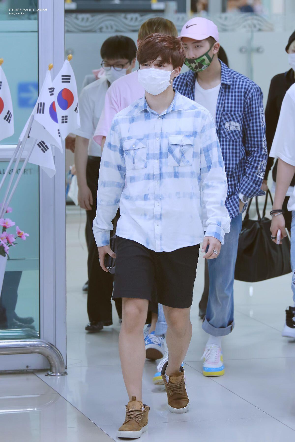 Kasual nan Trendy dengan 9 Padu Padan Celana Pendek ala Jimin BTS