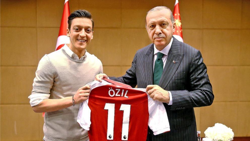 Ayah Ozil: Lebih Baik Mesut Mundur dari Timnas