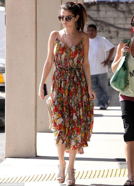 7 OOTD Kece ala Selena Gomez untuk Musim Panas, Stylish Banget!