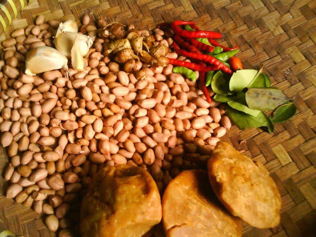 Gak Perlu Beli, Ini Resep Mudah Bikin Sambal Kacang yang Yummy!