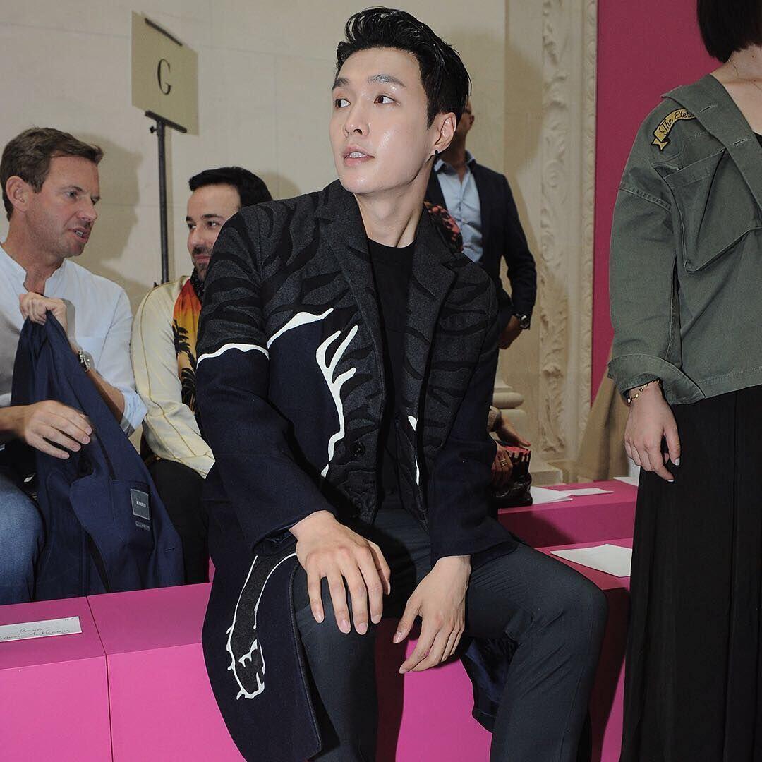 Adu Gaya Artis SM vs YG Entertainment di Acara Fashion, Berkelas!