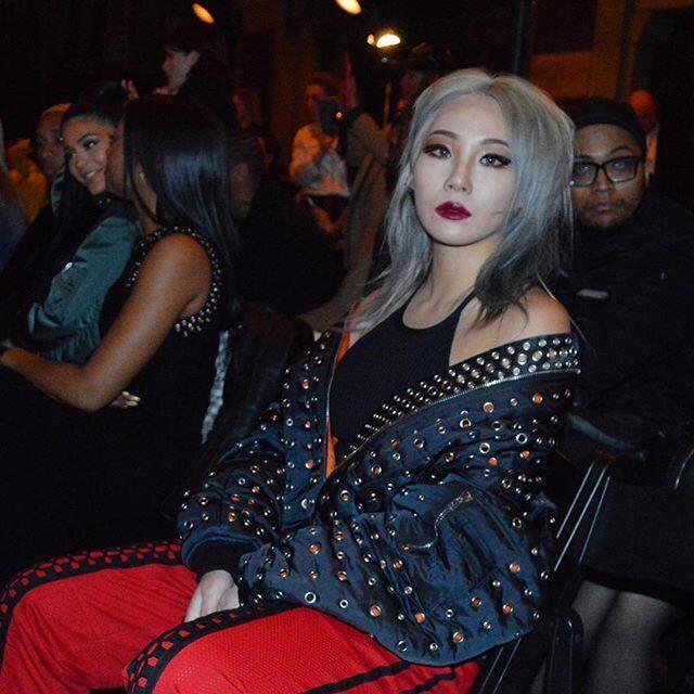 Adu Gaya Artis SM vs YG Entertainment di Acara Fashion, Berkelas!