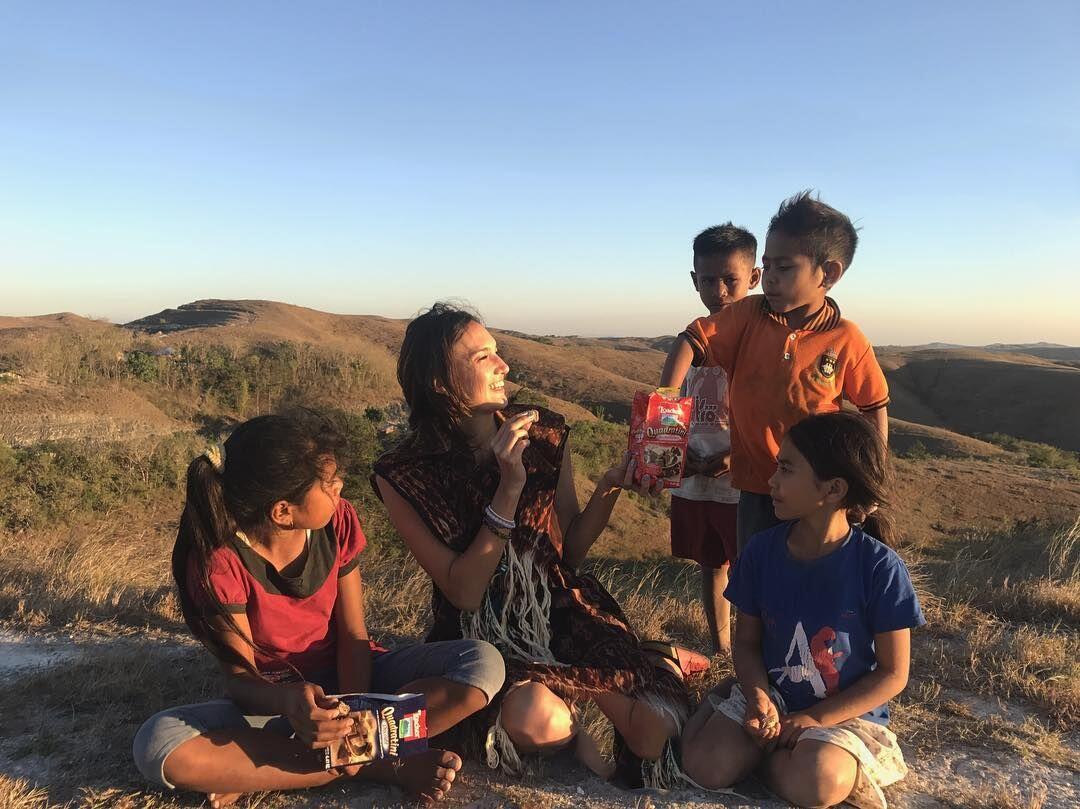 15 Potret Kece Liburan ala Nadine Chandrawinata, Menantang Banget!