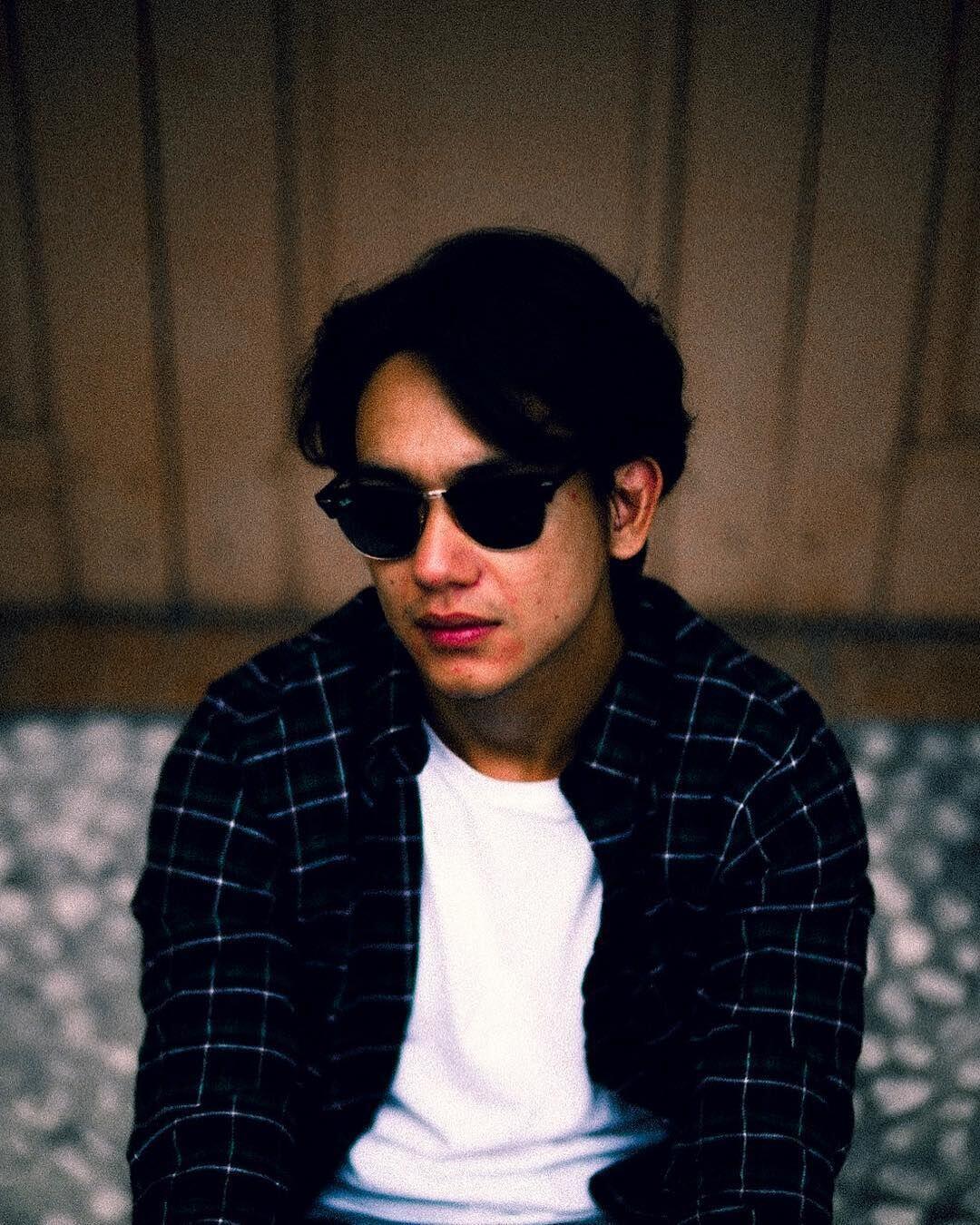 10 Gaya Stylish & Cool untuk Hangout ala Adipati Dolken