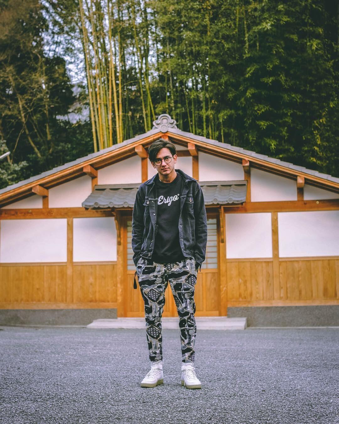 10 Gaya Stylish & Cool untuk Hangout ala Adipati Dolken