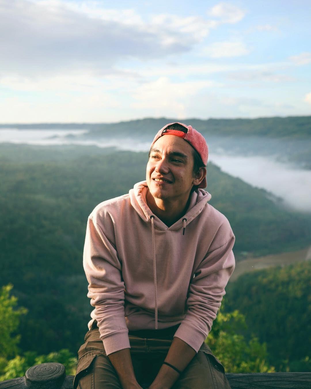 10 Gaya Stylish & Cool untuk Hangout ala Adipati Dolken