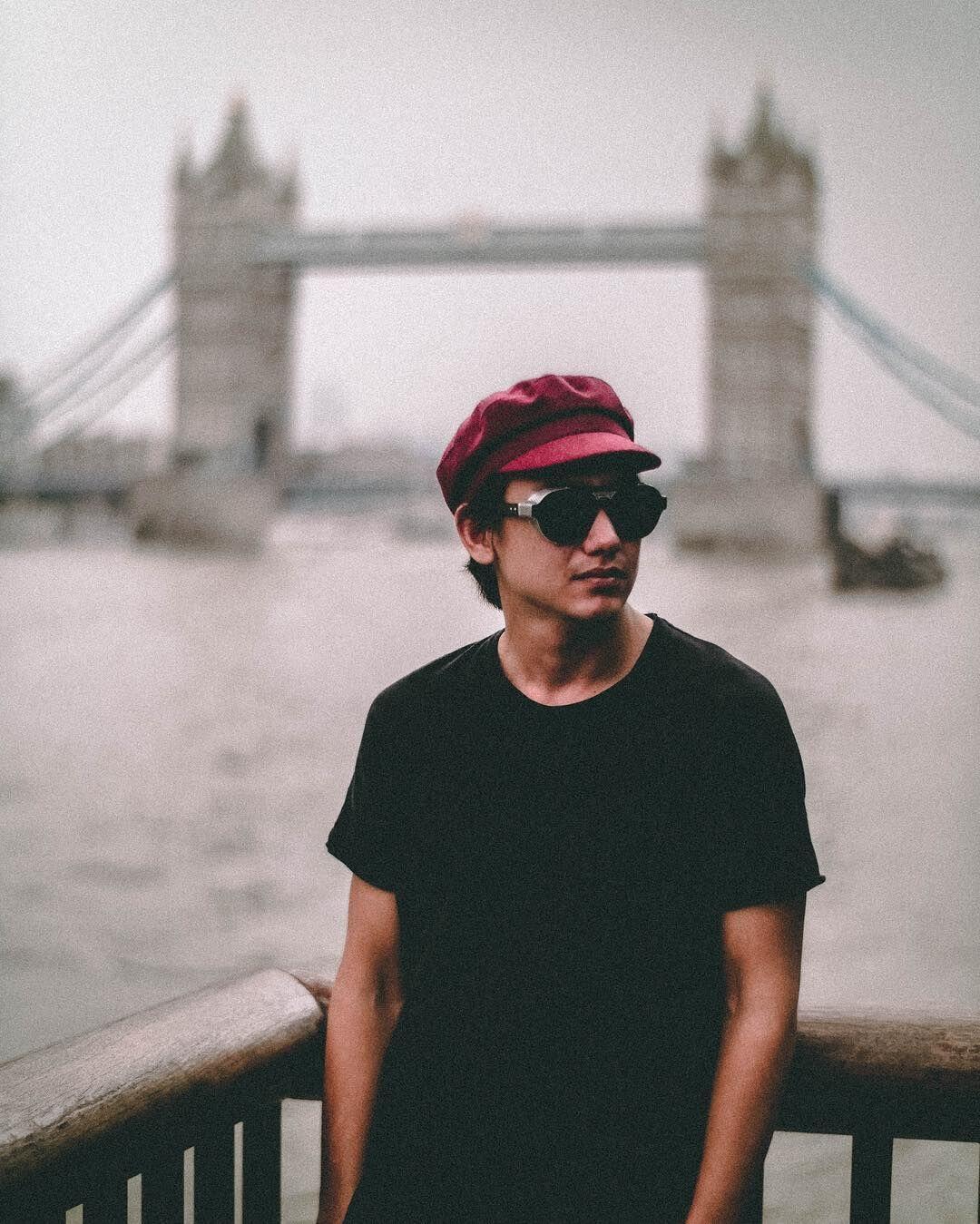 10 Gaya Stylish & Cool untuk Hangout ala Adipati Dolken