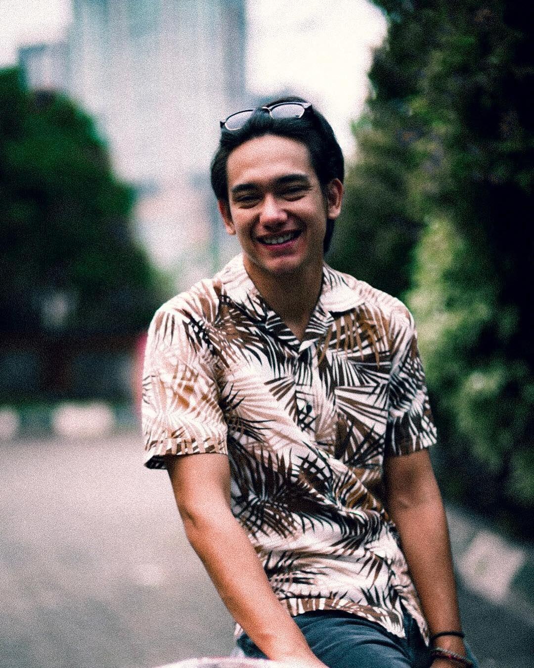10 Gaya Stylish & Cool untuk Hangout ala Adipati Dolken