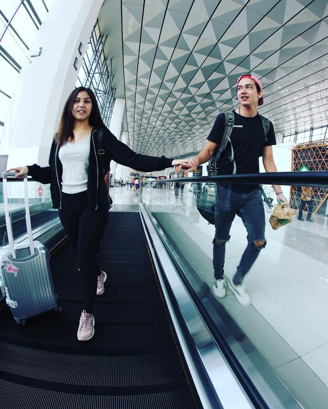 10 Gaya Stylish & Cool untuk Hangout ala Adipati Dolken
