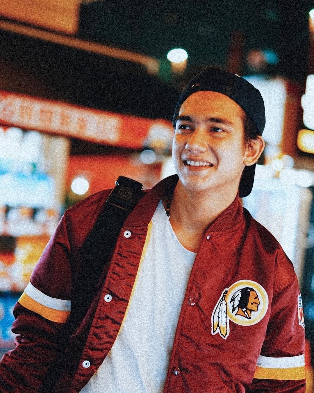 10 Gaya Stylish & Cool untuk Hangout ala Adipati Dolken