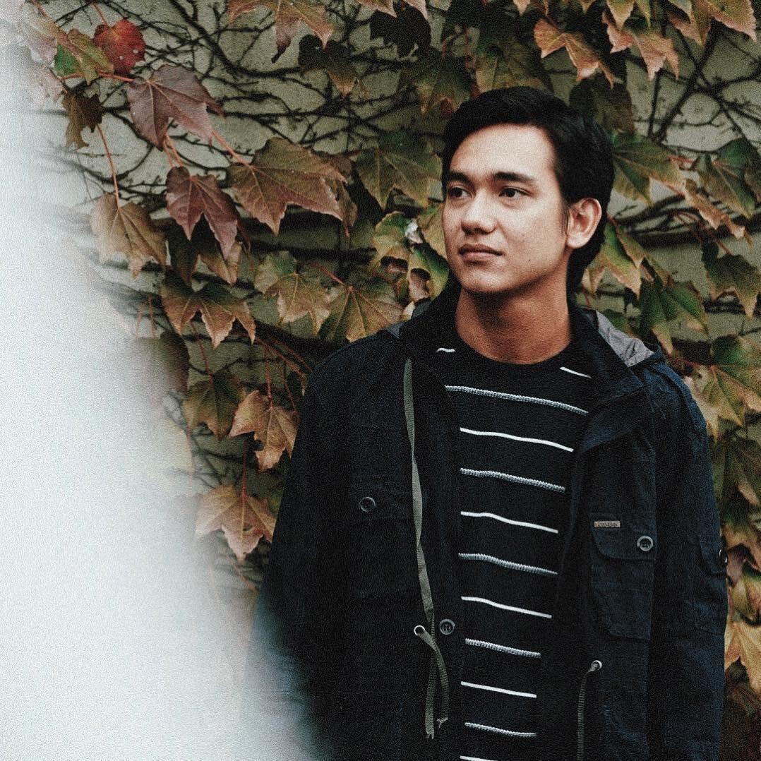 10 Gaya Stylish & Cool untuk Hangout ala Adipati Dolken