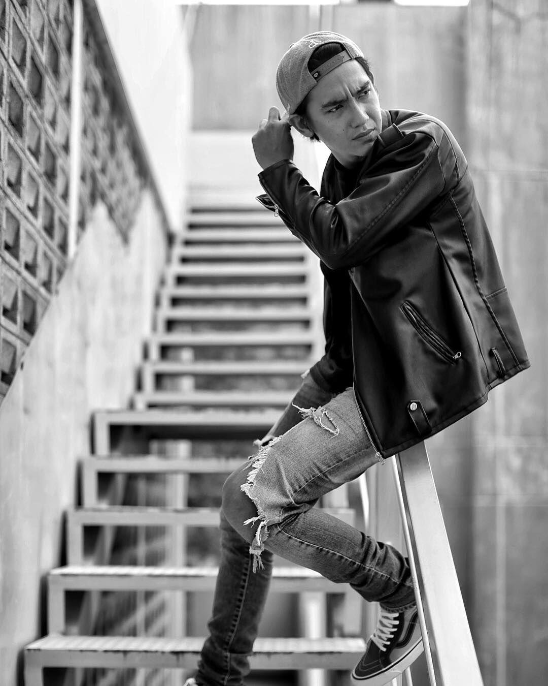 10 Gaya Stylish & Cool untuk Hangout ala Adipati Dolken