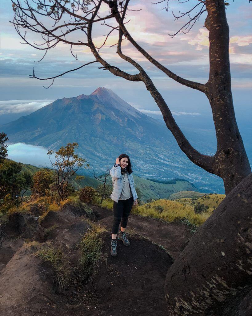 Hobi Traveling, Ini 10 Gaya Casual nan Stylish ala Adinda Thomas