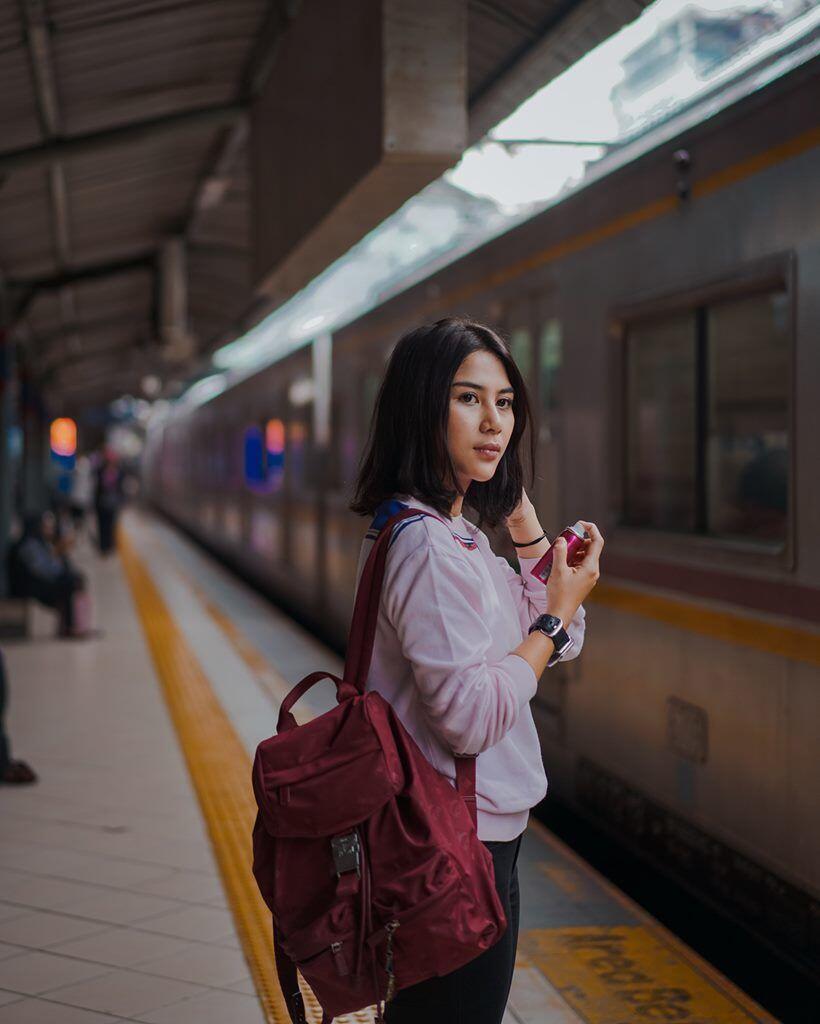 Hobi Traveling, Ini 10 Gaya Casual nan Stylish ala Adinda Thomas