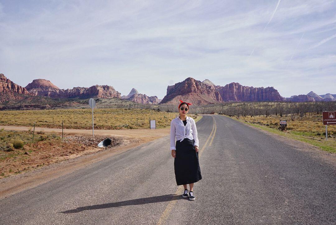 Hobi Traveling, Ini 10 Gaya Casual nan Stylish ala Adinda Thomas