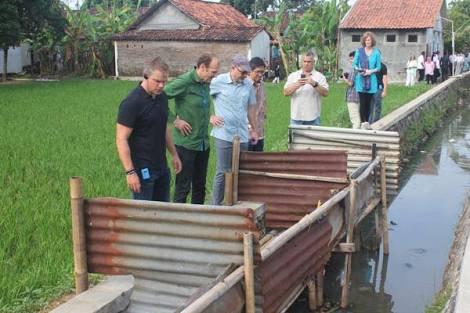 Jauh-Jauh dari Hollywood, Matt Damon Blusukan Lihat Jamban di Batang