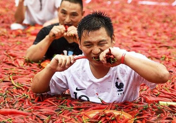 Pedas! Pria China Lahap 50 Cabe di Kolam Penuh Cabe