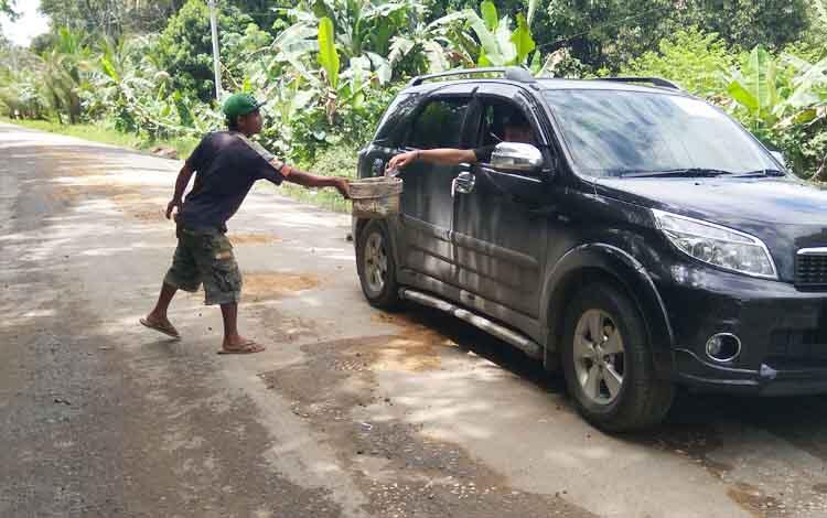 Di Balik Jalan Berlubang