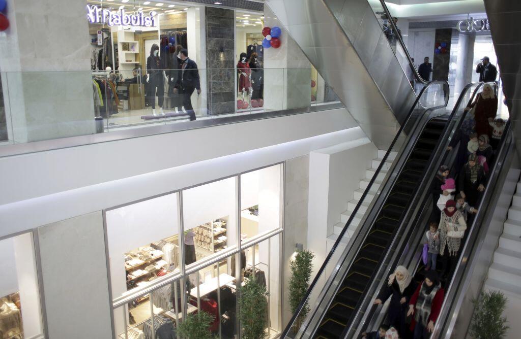 warga GAZA sedang bergembira dengan dibukanya mall baru