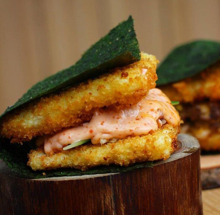 Hadir di Surabaya, 10 Potret Unik Burger-Sushi Ini Bikin Ngiler