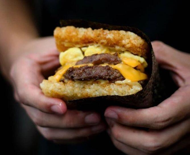 Hadir di Surabaya, 10 Potret Unik Burger-Sushi Ini Bikin Ngiler