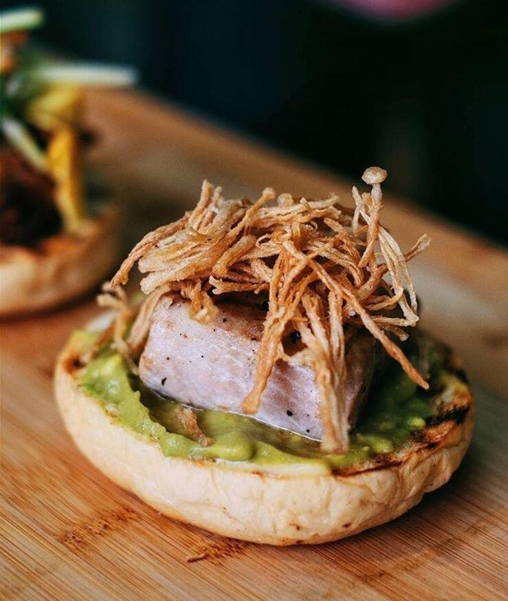 Hadir di Surabaya, 10 Potret Unik Burger-Sushi Ini Bikin Ngiler