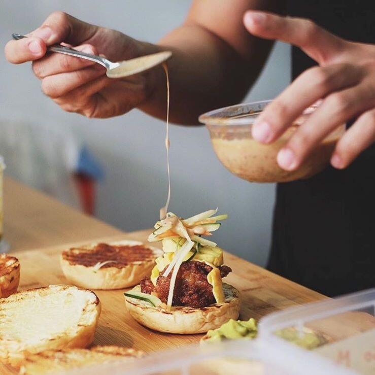 Hadir di Surabaya, 10 Potret Unik Burger-Sushi Ini Bikin Ngiler