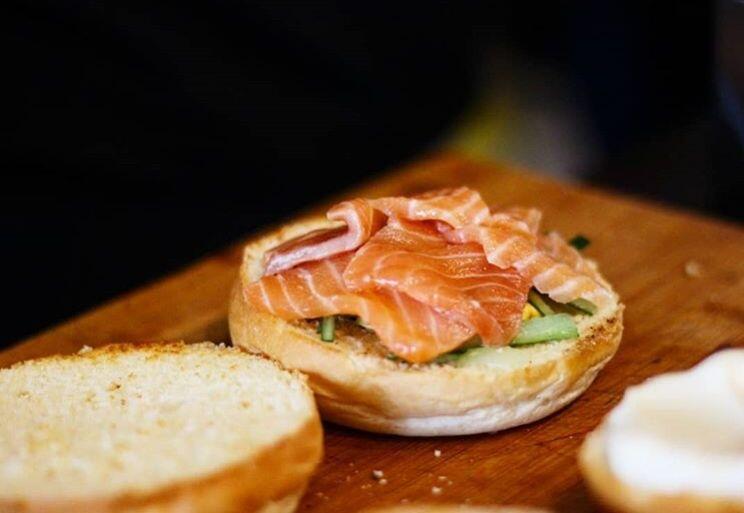 Hadir di Surabaya, 10 Potret Unik Burger-Sushi Ini Bikin Ngiler