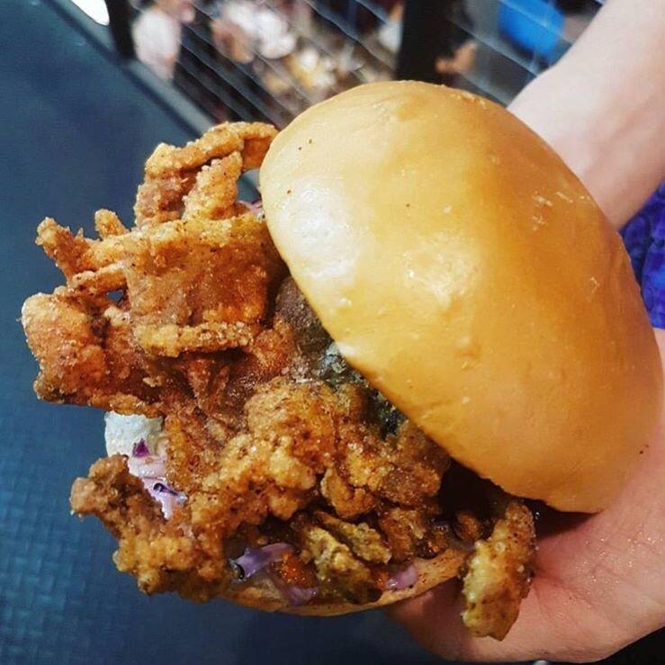 Hadir di Surabaya, 10 Potret Unik Burger-Sushi Ini Bikin Ngiler