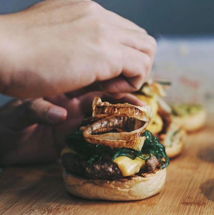 Hadir di Surabaya, 10 Potret Unik Burger-Sushi Ini Bikin Ngiler