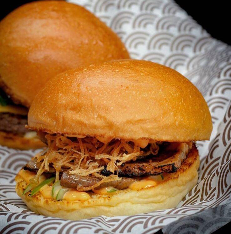 Hadir di Surabaya, 10 Potret Unik Burger-Sushi Ini Bikin Ngiler