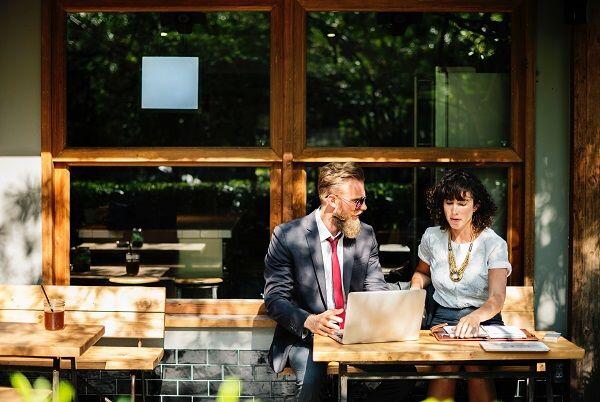 Biar Tetap Harmonis, Ini 5 Tips Ketika Pacaran dengan Teman Kantor