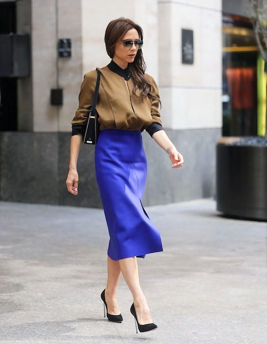 9 Gaya Rok ala Victoria Beckham, Ajarkan Cara Padukan Warna