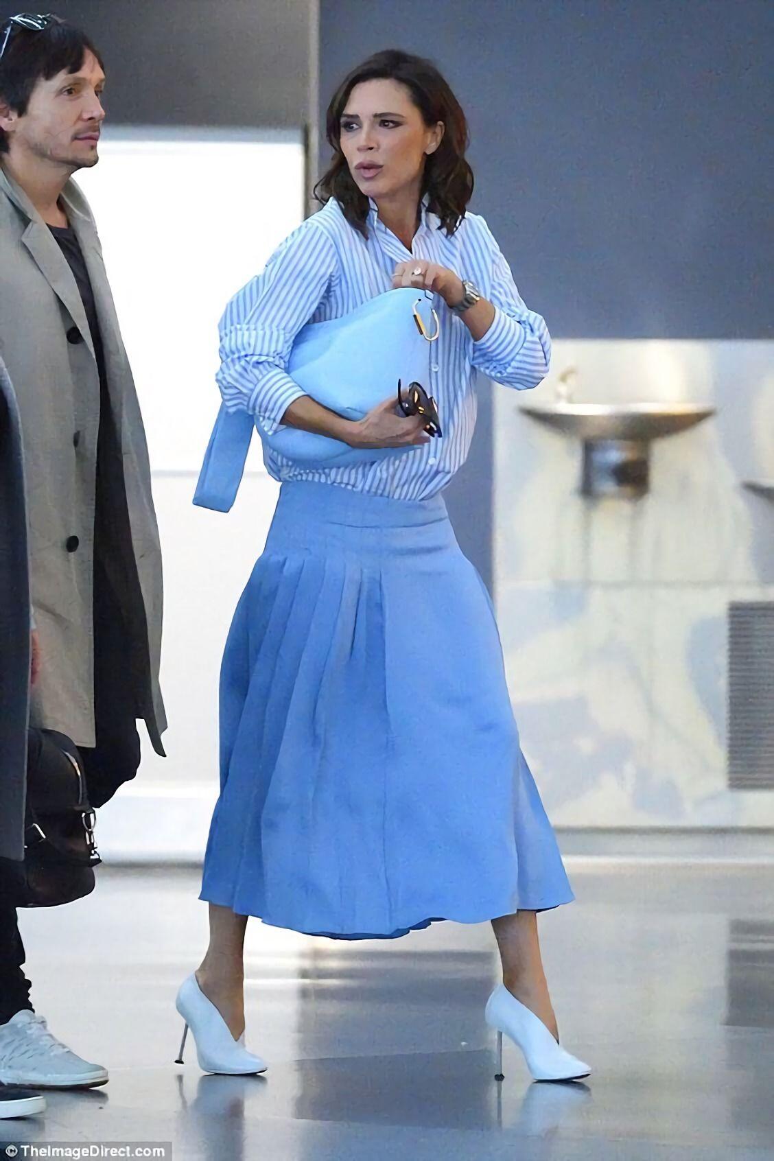 9 Gaya Rok ala Victoria Beckham, Ajarkan Cara Padukan Warna