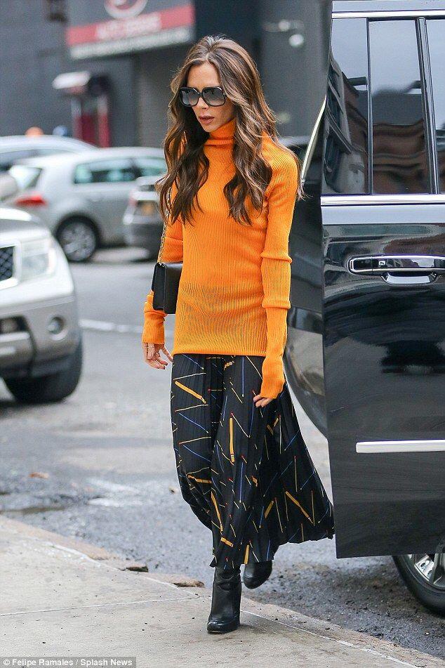 9 Gaya Rok ala Victoria Beckham, Ajarkan Cara Padukan Warna