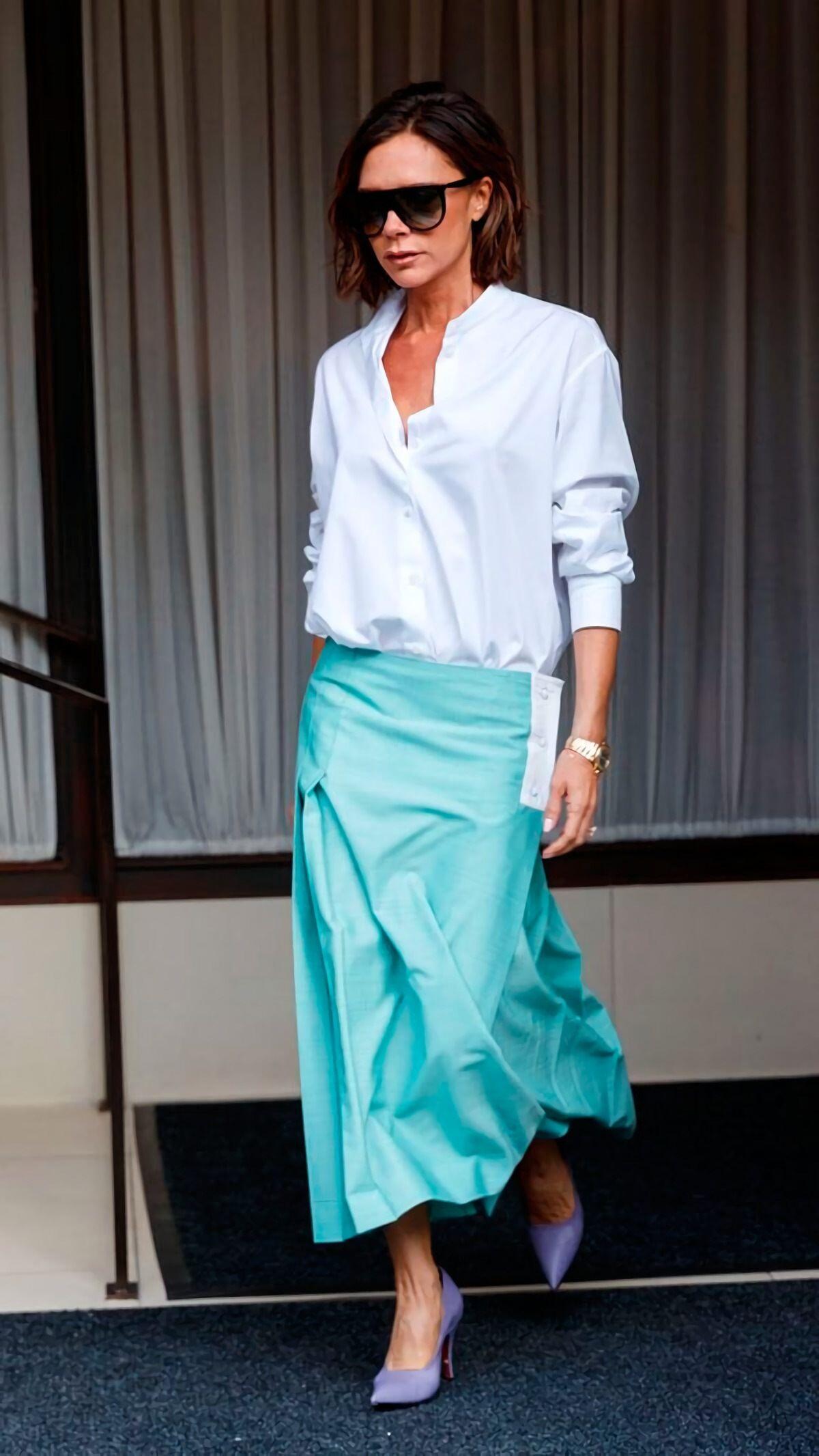 9 Gaya Rok ala Victoria Beckham, Ajarkan Cara Padukan Warna