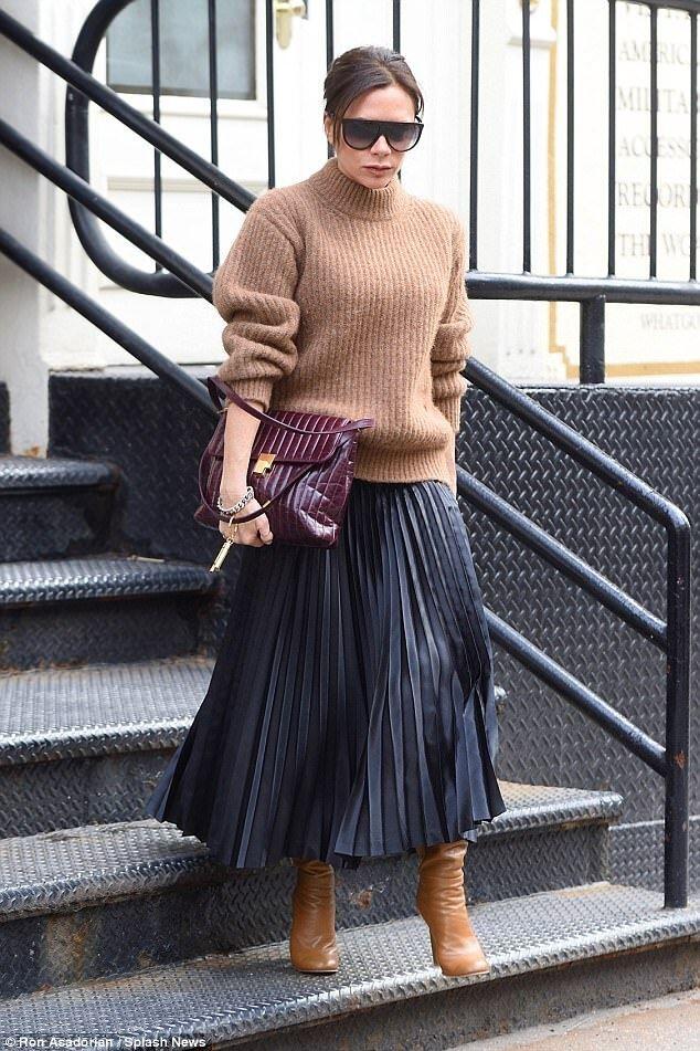 9 Gaya Rok ala Victoria Beckham, Ajarkan Cara Padukan Warna