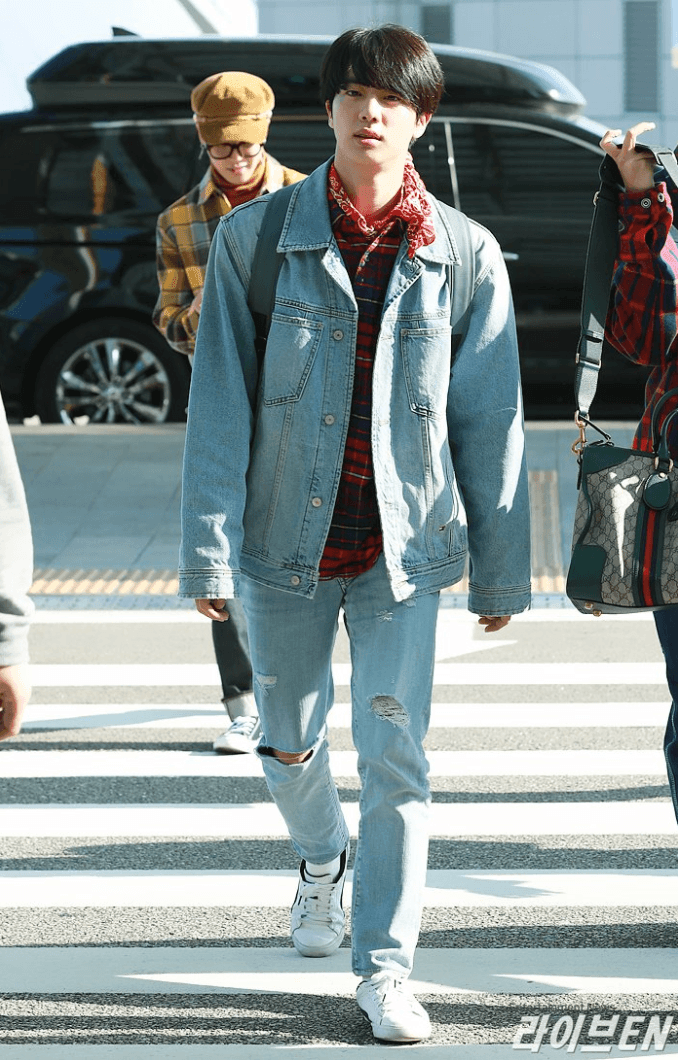 Gampang Ditiru, 11 Gaya Casual ala World Wide Handsome Jin BTS