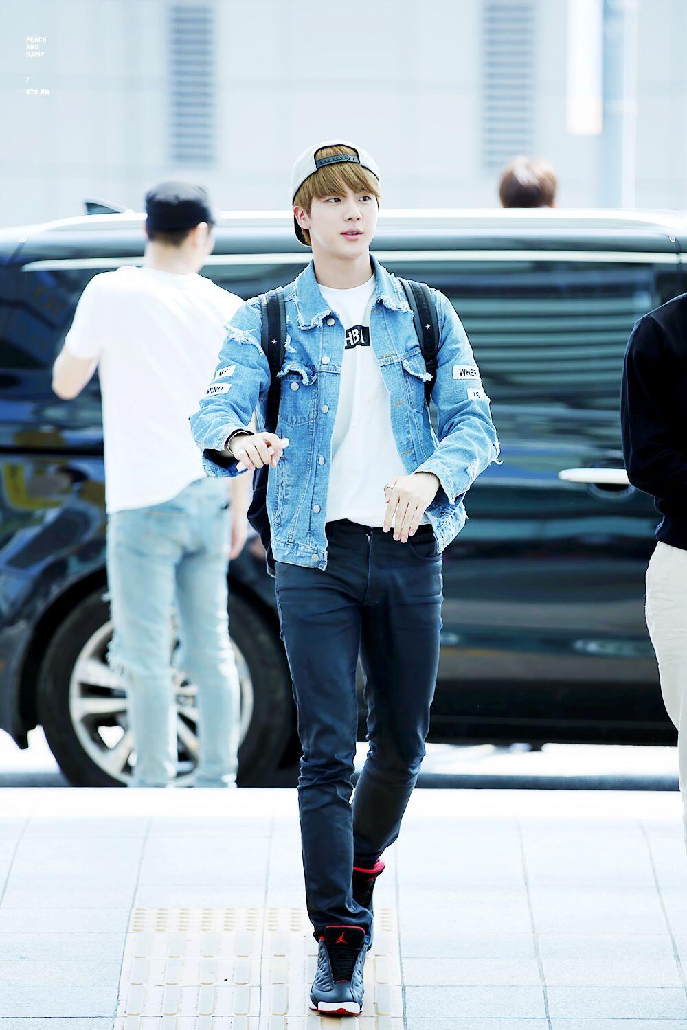 Gampang Ditiru, 11 Gaya Casual ala World Wide Handsome Jin BTS