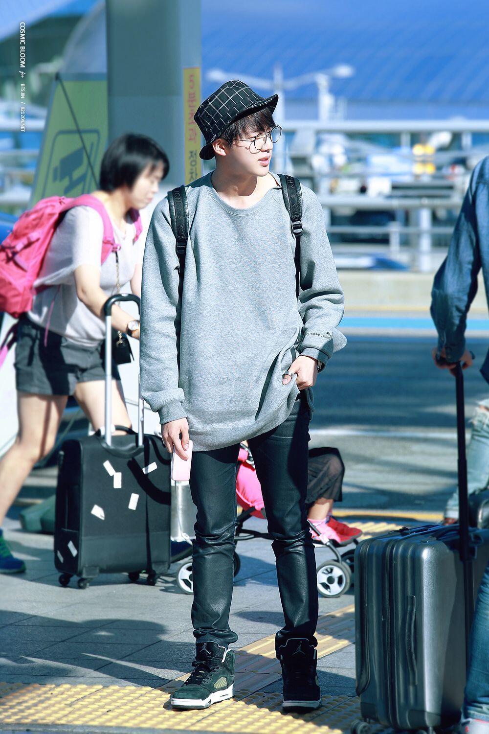 Gampang Ditiru, 11 Gaya Casual ala World Wide Handsome Jin BTS