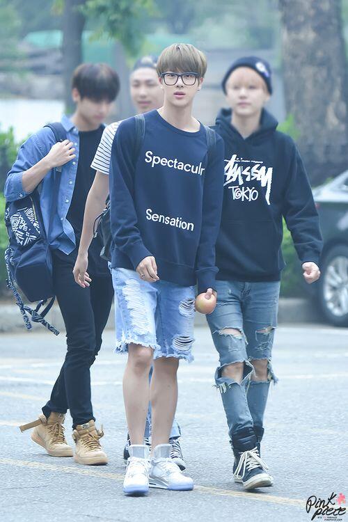 Gampang Ditiru, 11 Gaya Casual ala World Wide Handsome Jin BTS
