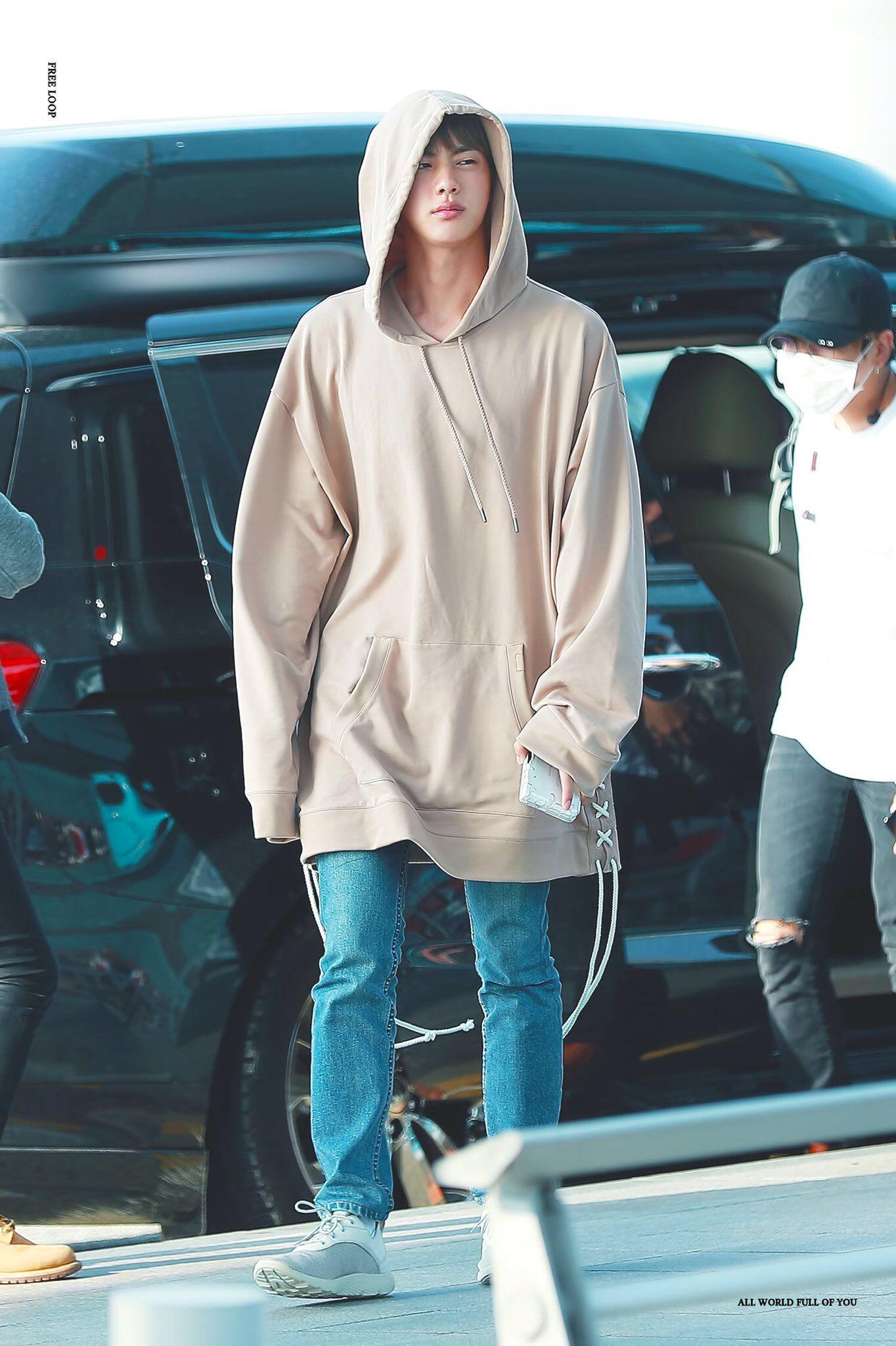 Gampang Ditiru, 11 Gaya Casual ala World Wide Handsome Jin BTS