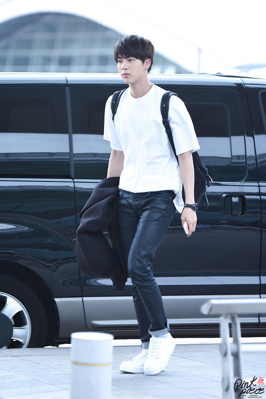 Gampang Ditiru, 11 Gaya Casual ala World Wide Handsome Jin BTS