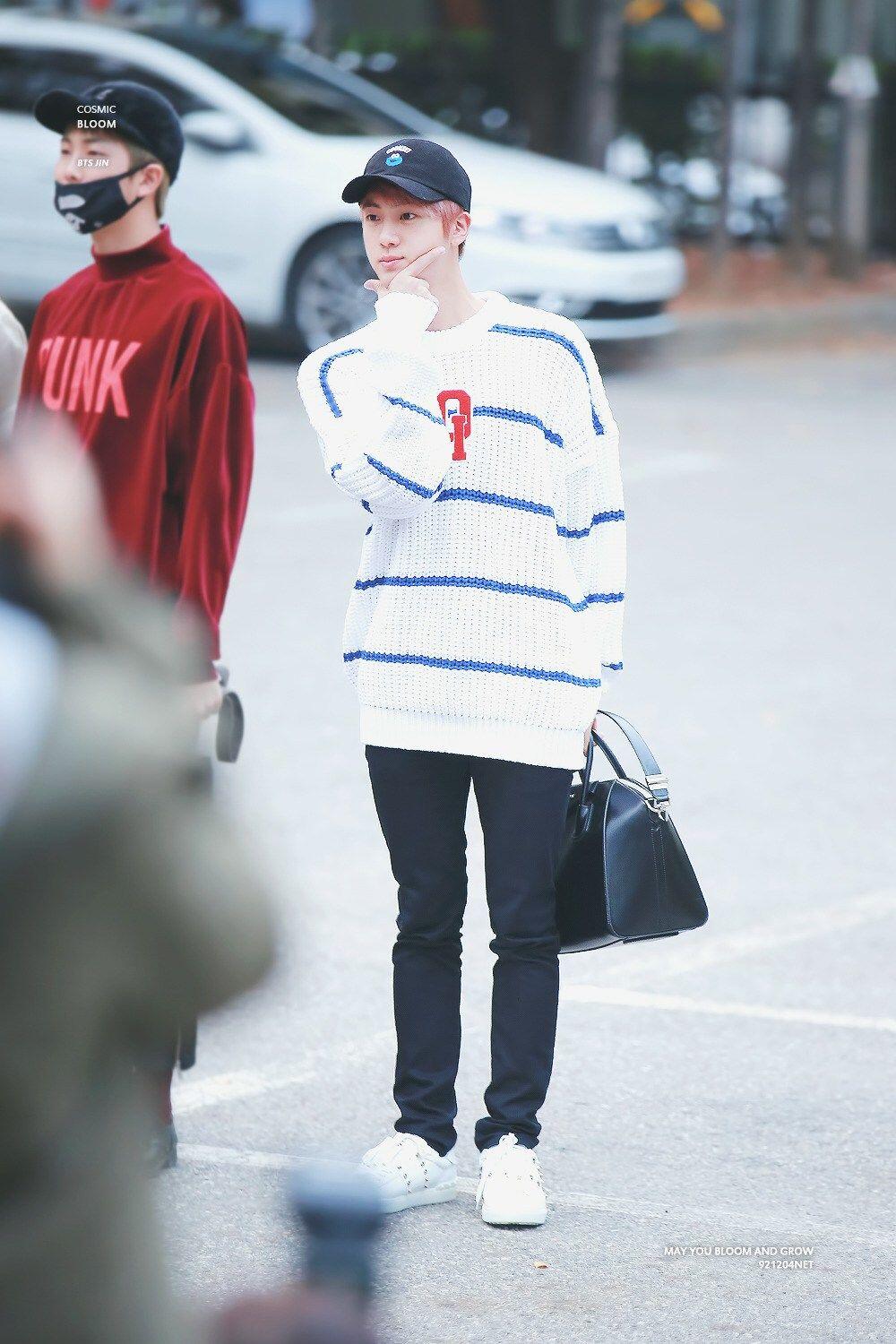 Gampang Ditiru, 11 Gaya Casual ala World Wide Handsome Jin BTS