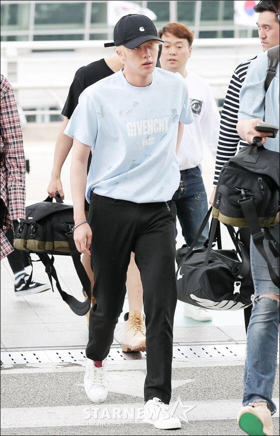 Gampang Ditiru, 11 Gaya Casual ala World Wide Handsome Jin BTS