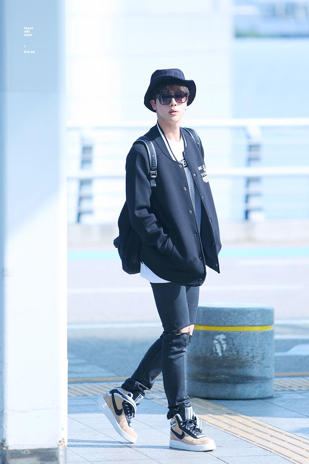 Gampang Ditiru, 11 Gaya Casual ala World Wide Handsome Jin BTS