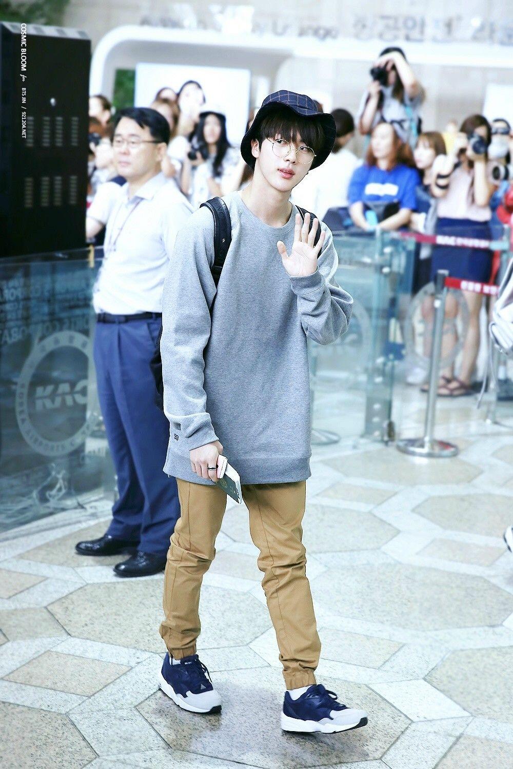 Gampang Ditiru, 11 Gaya Casual ala World Wide Handsome Jin BTS