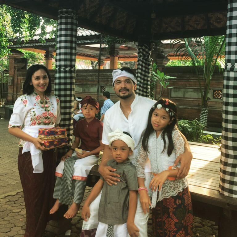 10 Tahun Menikah, Ini 10 Potret Harmonis Keluarga Oka Antara